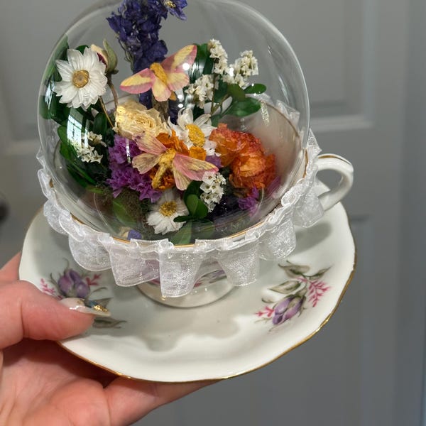 dôme de tasse à thé en forme de papillon de nuit rose de l'érable