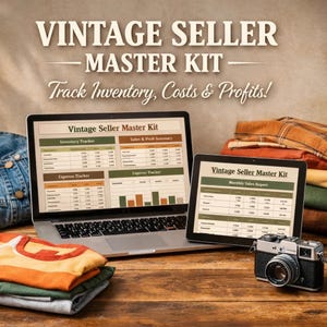 Puede incluir: Un portátil y una tableta que muestran la interfaz "Vintage Seller Master Kit", con el texto "Track Inventory, Costs & Profits!". Una cámara vintage y ropa doblada también están presentes.