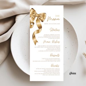 Może przedstawiać: Karta menu ze złotą kokardą i wstążką. Menu zawiera przystawki, dania główne, desery i napoje. Menu zawiera Sparkling Shrimp Cocktail, Grilled Ribeye Steak i Chocolate Diamond Brownies.
