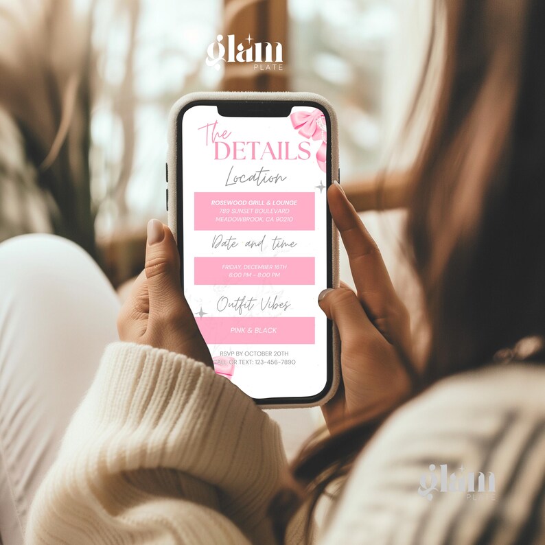 Peut inclure: Un &eacute;cran de t&eacute;l&eacute;phone rose et blanc avec le texte "The Details" et des informations sur une f&ecirc;te. Le texte comprend le lieu, la date, l'heure et le code vestimentaire. Le texte se lit comme suit : "Rosewood Grill & Lounge 188 Sunset Boulevard Meadowbrook CA 90210 Vendredi 10 d&eacute;cembre 8:00 PM - 1:00 AM Ambiance vestimentaire Rose et Noir RSVP avant le 20 octobre Texte : 03-456-7890"