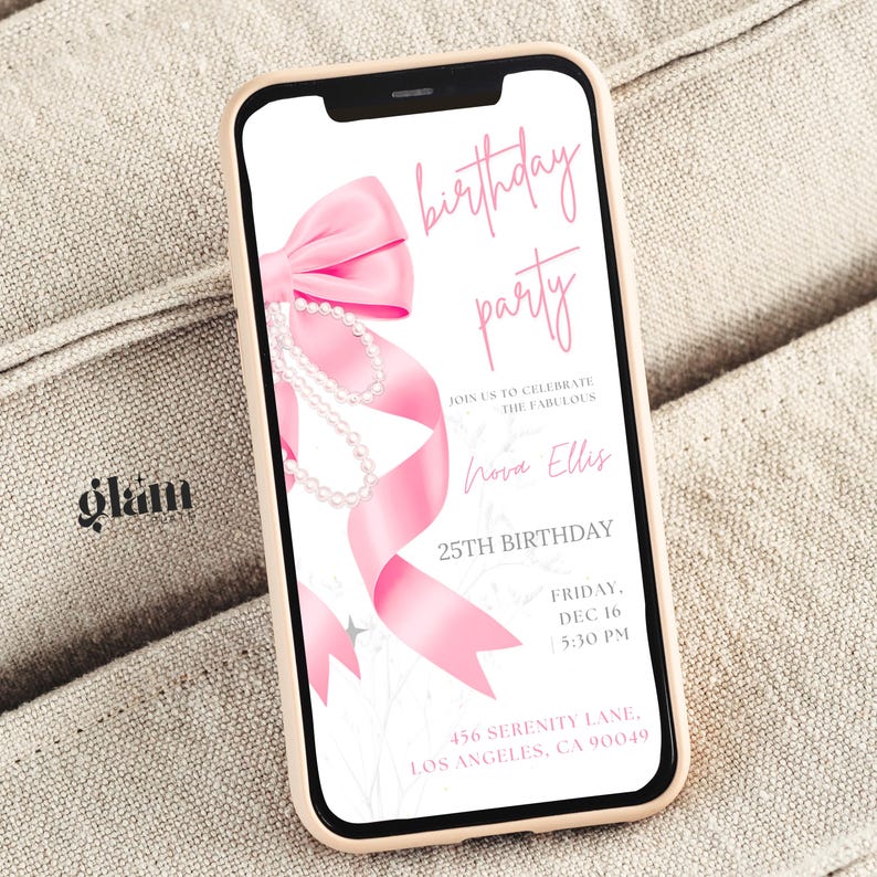 Peut inclure: Une invitation &agrave; une f&ecirc;te d'anniversaire rose avec un n&oelig;ud rose et un collier de perles. L'invitation indique "birthday party" et "Join us to celebrate the fabulous Nova Ellis 25th Birthday". La date et l'heure de la f&ecirc;te sont indiqu&eacute;es comme "Friday, Dec 16, 5:30 PM". L'adresse est indiqu&eacute;e comme "456 Serenity Lane, Los Angeles, CA 90049".