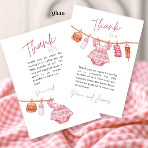 Könnte beinhalten: Zwei Babyparty-Dankeskarten mit rosa Text und Illustrationen. Die Karten zeigen ein Aquarelldesign eines Baby-Outfits, eines Burgers und einer Flasche. Der Text lautet "Danke" und eine Botschaft der Dankbarkeit.