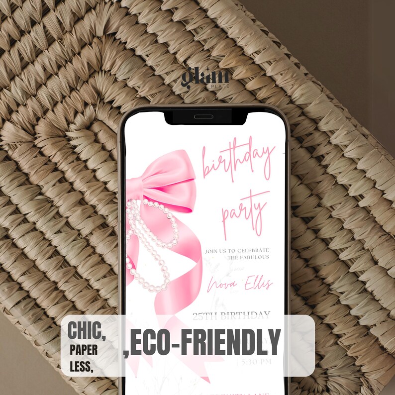 Peut inclure: Une invitation &agrave; une f&ecirc;te d'anniversaire rose avec un n&oelig;ud rose et un collier de perles. L'invitation indique "birthday party" et "Join us to celebrate the fabulous Nova Ellis 25th Birthday 5:30 PM".