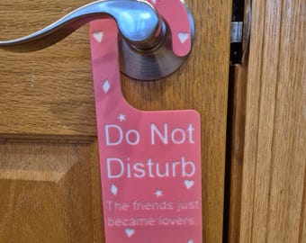 Colgador de puerta con temática literaria personalizable