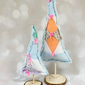 Set of Two Fabric Christmas Trees - Quilted Christmas Trees, Holiday Decor, Scrap Fabric Decor, Heirloom Christmas, Eco Decorations, bild 3