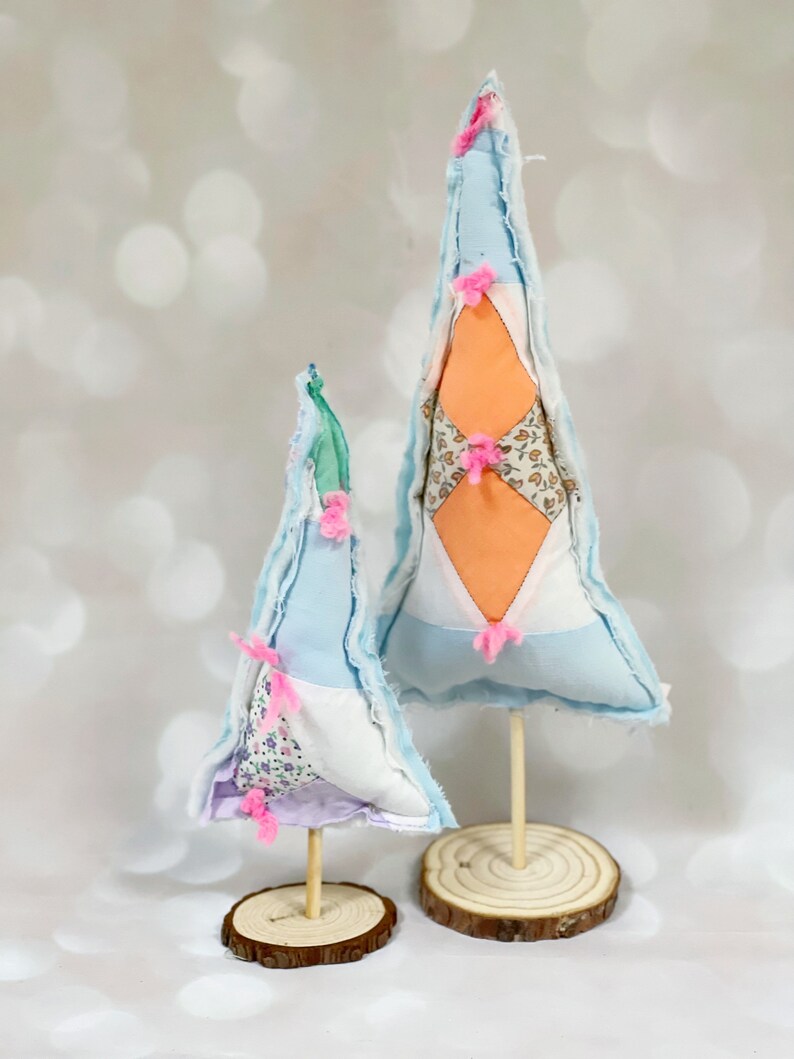 Set of Two Fabric Christmas Trees - Quilted Christmas Trees, Holiday Decor, Scrap Fabric Decor, Heirloom Christmas, Eco Decorations, bild 3