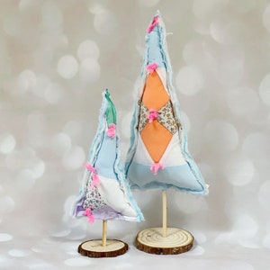 Set of Two Fabric Christmas Trees - Quilted Christmas Trees, Holiday Decor, Scrap Fabric Decor, Heirloom Christmas, Eco Decorations, bild 1