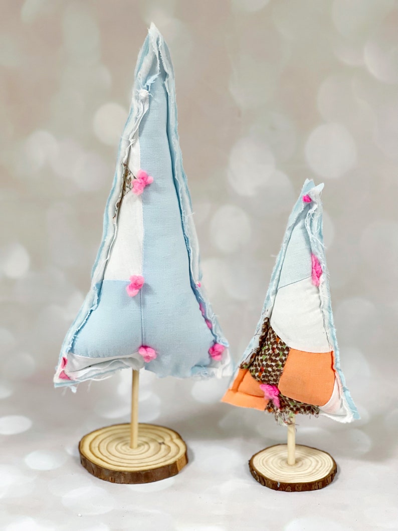 Set of Two Fabric Christmas Trees - Quilted Christmas Trees, Holiday Decor, Scrap Fabric Decor, Heirloom Christmas, Eco Decorations, bild 2