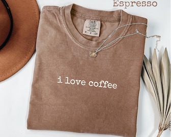 Camiseta Comfort Colors® "Me encanta el café", divertida camiseta con gráfico de "Adicta a la cafeína", para mujer, regalo para ella, con el espíritu del espresso.