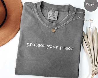 Camiseta Comfort Colors® "Protege tu paz", camiseta gráfica de autocuidado, camiseta con vibras positivas, regalo para ella, camiseta de bienestar de moda