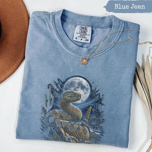 Comfort Colors® ガラガラヘビ砂漠シャツ、ウエスタンヘビグラフィックTシャツ、ヴィンテージ南西部野生動物Tシャツ、砂漠の月自然ギフト（男性向け）