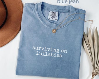 Camiseta "Sobreviviendo a las canciones de cuna" de Comfort Colors®, camiseta "Vida de mamá", camiseta "Maternidad", camiseta "Mamá primeriza", camiseta divertida para mamá, regalo para mamá, regalo para mamá