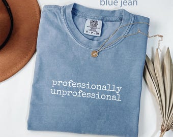 Camisa Comfort Colors® Profesionalmente Poco Profesional, Camisa Divertida de Trabajo, Camisa Sarcástica de Trabajo, Regalo para Compañero de Trabajo, Humor de Oficina, Camisa Anti-Trabajo