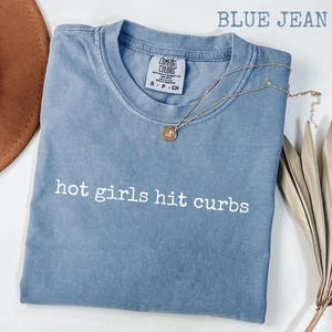T-shirt Comfort Colors® Hot Girls Hit Curbs, t-shirt graphique amusant au volant pour femme, chemise tendance avec citation impertinente, cadeau humoristique pour fille