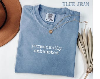 Camiseta gráfica "Permanentemente agotada" de Comfort Colors®, divertida camiseta con frase "Cansado", un regalo para ella que se identifica con el estado de ánimo "Superado", camiseta para mujer