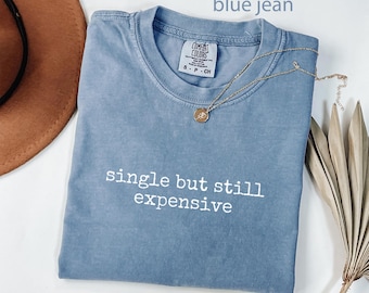 Comfort Colors® Enkel men fortfarande dyr skjorta, rolig singelskjorta, sarkastisk skjorta, dejtingskjorta, roligt talesätt, present till den bästa