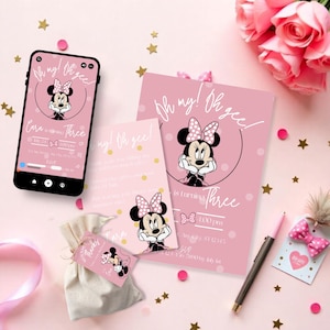 Könnte beinhalten: Rosa Minnie Maus-Motto-Geburtstagsparty-Zubehör. Enthält Einladungen, einen Telefonbildschirm, ein Geschenk-Etikett und einen kleinen Geschenkebeutel. Die Einladungen haben den Text "Oh my! Oh gee!" und "is turning Three".
