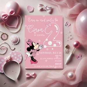 Invito di compleanno a tema Minnie per bambina che compie due anni! Invito a tema fiocco rosa, compleanno con bolle, invito modificabile su Canva.