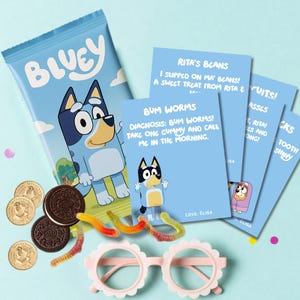 Pode incluir: Uma variedade de itens com tema Bluey em uma superfície azul clara. Inclui um saco de lanches, cartões, biscoitos, minhocas de goma e óculos rosa em forma de flor. Os cartões apresentam texto e personagens de desenhos animados. O saco de lanches apresenta o personagem Bluey.