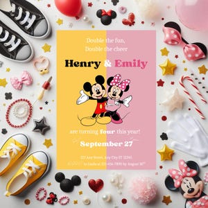 Puede incluir: Una invitación de cumpleaños con Mickey y Minnie Mouse, con el texto "¡Henry y Emily cumplen cuatro años este año!" La invitación es amarilla y rosa, con elementos decorativos como zapatos, lazos y estrellas.