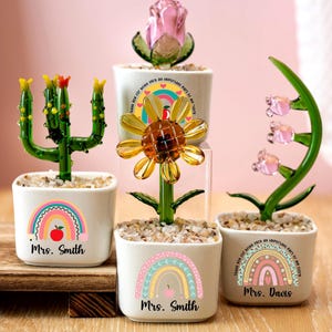 Aangepast glazen vetplantornament, glas-in-loodbloem in pot, geschenk leraar waardering, regenboogontwerp bedankje cadeau voor leraren
