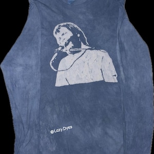 Puede incluir: Camiseta azul de manga larga con un gráfico blanco de una persona cantando a un micrófono. La camiseta tiene un efecto tie-dye y el texto "@Lazy.Dyes" es visible en la parte inferior derecha.