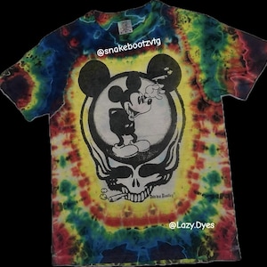 Puede incluir: Juego de tres tazas de cerámica con acabado mate moteado. Las tazas son grises, blancas y negras. Diseño minimalista, ideal para café o té.