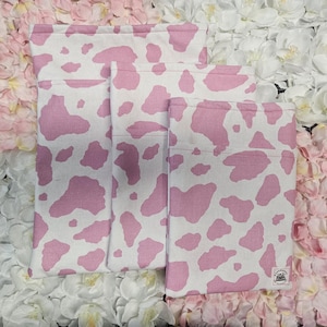 Custodia per libri con stampa di mucca rosa fatta a mano - Protezione imbottita per libri tascabili, copertine rigide, Kindle / Regalo carino per amanti dei libri e lettori