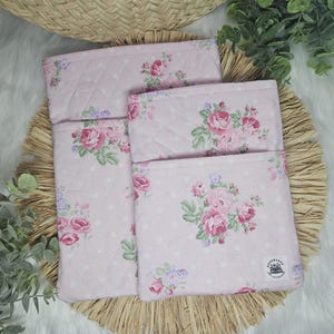 Pikowana okładka na książkę – Coquette BooK Sleeve| Wyściełana okładka na książkę, Okładka na Kindle, Kwiatowy pokrowiec na książkę, Ręcznie robiony prezent dla miłośników książek, Akcesorium dla miłośników książek