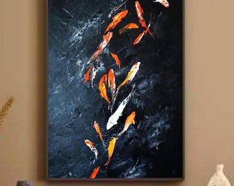 Pode incluir: Uma peça de arte de parede retangular com uma pintura a óleo de vários peixes koi nadando em um fundo de água preta texturizada. Os peixes são representados em pinceladas vibrantes de laranja e branco com uma textura espessa de empaste.