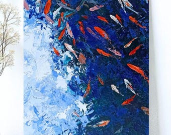 Pode incluir: Pintura abstrata com peixes laranja, brancos e cinzentos nadando em água azul escura. A obra de arte utiliza pinceladas grossas para criar textura, com traços azuis mais claros sugerindo ondas.