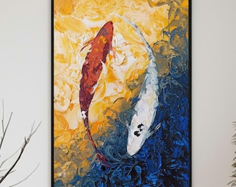 Pode incluir: Pintura abstrata de dois peixes koi numa composição yin-yang. Um peixe é vermelho, o outro branco, contra um fundo texturizado de amarelo e azul. A obra de arte é emoldurada em uma moldura preta.