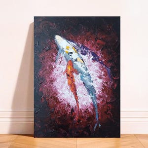Pode incluir: Pintura a &oacute;leo de dois peixes koi em estilo abstrato texturizado. Um peixe &eacute; branco e azul com detalhes amarelos, o outro &eacute; laranja. O fundo &eacute; vermelho escuro com tons rosa e roxo mais claros.