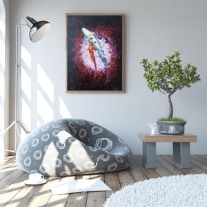 Pode incluir: Pintura abstrata de dois peixes koi em tons de laranja, branco e azul sobre um fundo vermelho escuro. A obra de arte &eacute; emoldurada em uma moldura de madeira marrom clara. Uma poltrona cinza com padr&otilde;es circulares brancos est&aacute; em um ch&atilde;o de madeira.