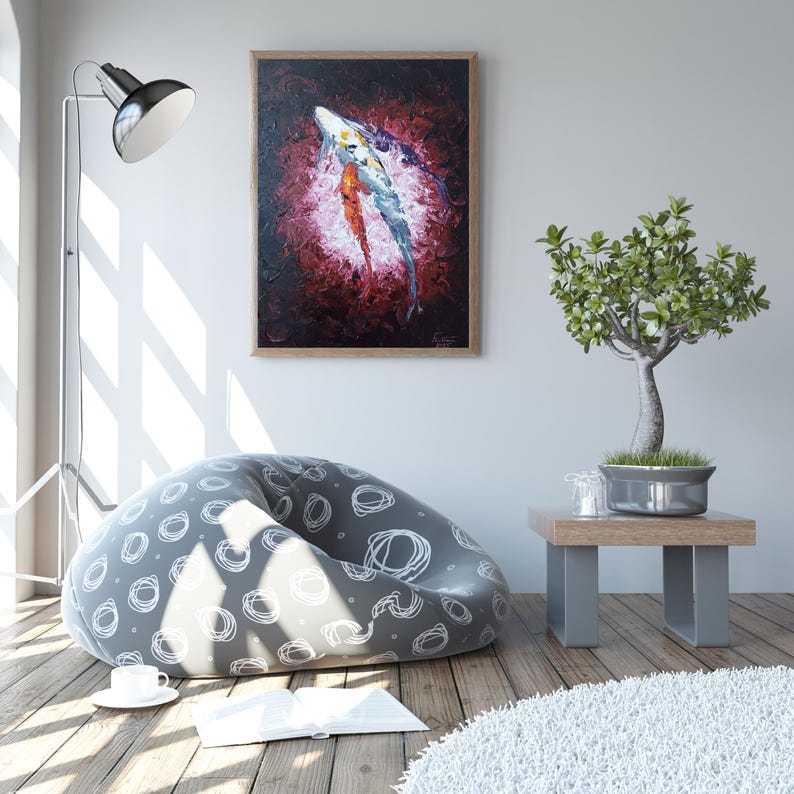 Pode incluir: Pintura abstrata de dois peixes koi em tons de laranja, branco e azul sobre um fundo vermelho escuro. A obra de arte &eacute; emoldurada em uma moldura de madeira marrom clara. Uma poltrona cinza com padr&otilde;es circulares brancos est&aacute; em um ch&atilde;o de madeira.