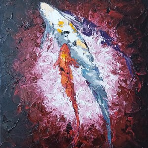 Pode incluir: Pintura a &oacute;leo de dois peixes koi nadando em um lago. O peixe maior &eacute; branco com detalhes amarelos e roxos, enquanto o menor &eacute; laranja. O fundo &eacute; uma mistura texturizada de vermelho, rosa e preto.