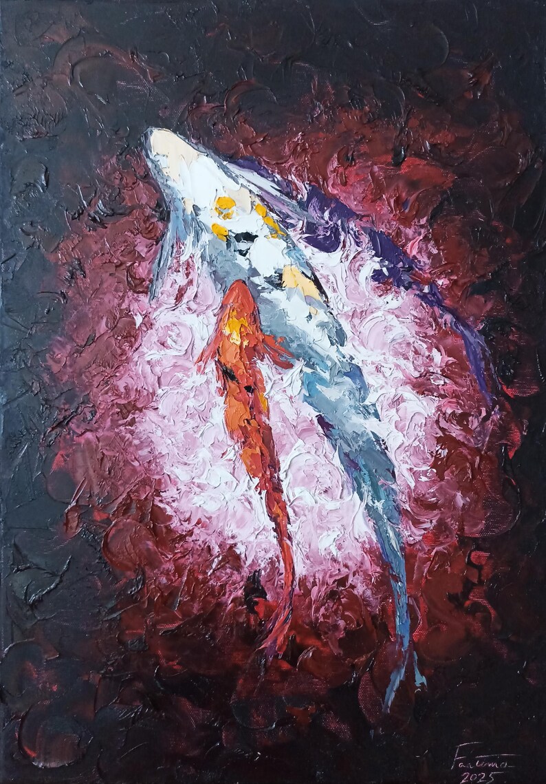 Pode incluir: Pintura a &oacute;leo de dois peixes koi nadando em um lago. O peixe maior &eacute; branco com detalhes amarelos e roxos, enquanto o menor &eacute; laranja. O fundo &eacute; uma mistura texturizada de vermelho, rosa e preto.