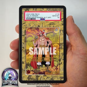 Può includere: Una carta collezionabile con Gol D. Roger della serie manga One Piece. La carta presenta un'illustrazione colorata del personaggio con una spada, su sfondo giallo. La carta è valutata e racchiusa in un supporto protettivo.