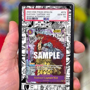 Może przedstawiać: Karta kolekcjonerska One Piece OP05 EN Eustass Captain Kid manga alternate art z 2023 roku, oceniona przez PSA i umieszczona w czarnej plastikowej obudowie. Karta przedstawia rudowłosą postać z mechanicznym ramieniem na tle czarno-białej mangi.