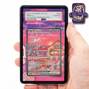 Può includere: Una carta collezionabile di Pokémon con Mew ex, valutata GEM MT 10. La carta è racchiusa in un supporto nero, con un'illustrazione colorata di una scena cittadina. Il testo della carta include "2023 Pokemon SVP EN" e "151 Ultra-Premium Coll". Un logo Lost Moon è visibile.