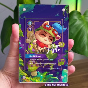 Puede incluir: Un expositor rectangular de acrílico con una vibrante ilustración en morado y verde de un personaje llamado Swift Scout. El gráfico estilo carta incluye texto, mecánicas de juego y una firma. Asegurado con cuatro tornillos plateados en las esquinas.