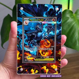 Puede incluir: Una vitrina de acrílico transparente con una carta Pokémon Mega Charizard X. La tarjeta está enmarcada por un diseño azul y naranja vibrante. El texto "CARD NOT INCLUDED" es visible en la parte inferior.