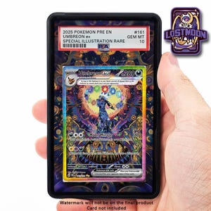 Op de afbeelding: Een Pokémon Umbreon ex kaart, beoordeeld als GEM MT 10, in een beschermhoes. De kaart heeft een kleurrijke illustratie met de tekst "Umbreon ex" en "Moon Mirage". De kaart is gelabeld met "2025 POKEMON PRE EN SPECIAL ILLUSTRATION RARE".