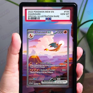 Pode incluir: Um cartão Pokémon Charizard EX, classificado e embalado em um suporte preto. O cartão apresenta uma ilustração vibrante de um Charizard em voo sobre uma paisagem vulcânica. O cartão é rotulado como uma Raridade de Ilustração Especial.