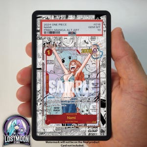 Op de afbeelding: Een beoordeelde ruilkaart met Nami uit One Piece manga-kunst. De kaart heeft een kleurrijke illustratie van Nami met haar armen omhoog. De kaart zit in een zwarte houder met de tekst "2024 ONE PIECE NAMI" en "GEM MT 10".