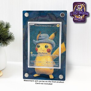Op de afbeelding: Een rechthoekige acryl displayhouder met een blauwe en gele artistieke achtergrond, ontworpen voor een ruilkaart. De houder is bevestigd met vier zilverkleurige metalen schroeven op de hoeken en toont een Pikachu met grijze vilten hoed kaart.