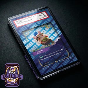 以下が含まれることがあります： 透明な保護ケースに入った、グレーディング済みの2026 Lostmoon Displays Teemo Nexus Night Packトレーディングカード。ラベルには#001 GEM MT 10 123456789と記載されています。カードにはキャラクターのイラスト、テキスト、ゲームのステータスが青い背景に描かれています。
