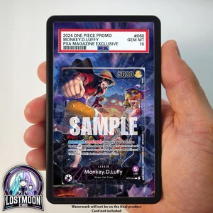 Può includere: Carta collezionabile di One Piece con Monkey D. Luffy, valutata da PSA. La carta mostra un'illustrazione colorata di Luffy con la scritta "SAMPLE". La carta è protetta in una custodia. Dalla serie Promo One Piece 2024.
