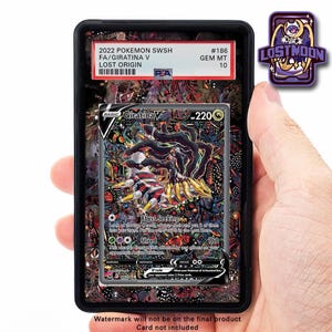 Può includere: Una carta collezionabile Pokémon con Giratina V, valutata GEM MT 10, racchiusa in un supporto protettivo. La carta presenta un'illustrazione dettagliata e il testo "2022 Pokémon SWSH FA/Giratina V Lost Origin". È visibile anche un logo Lost Moon.