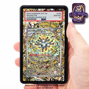 Può includere: Una carta Pokémon valutata con Magneton del set Surging Sparks ETB. La carta è racchiusa in un supporto nero con un grado PSA di 10. L'artwork della carta mostra Magneton con uno sfondo giallo e verde. È visibile un logo Lost Moon.